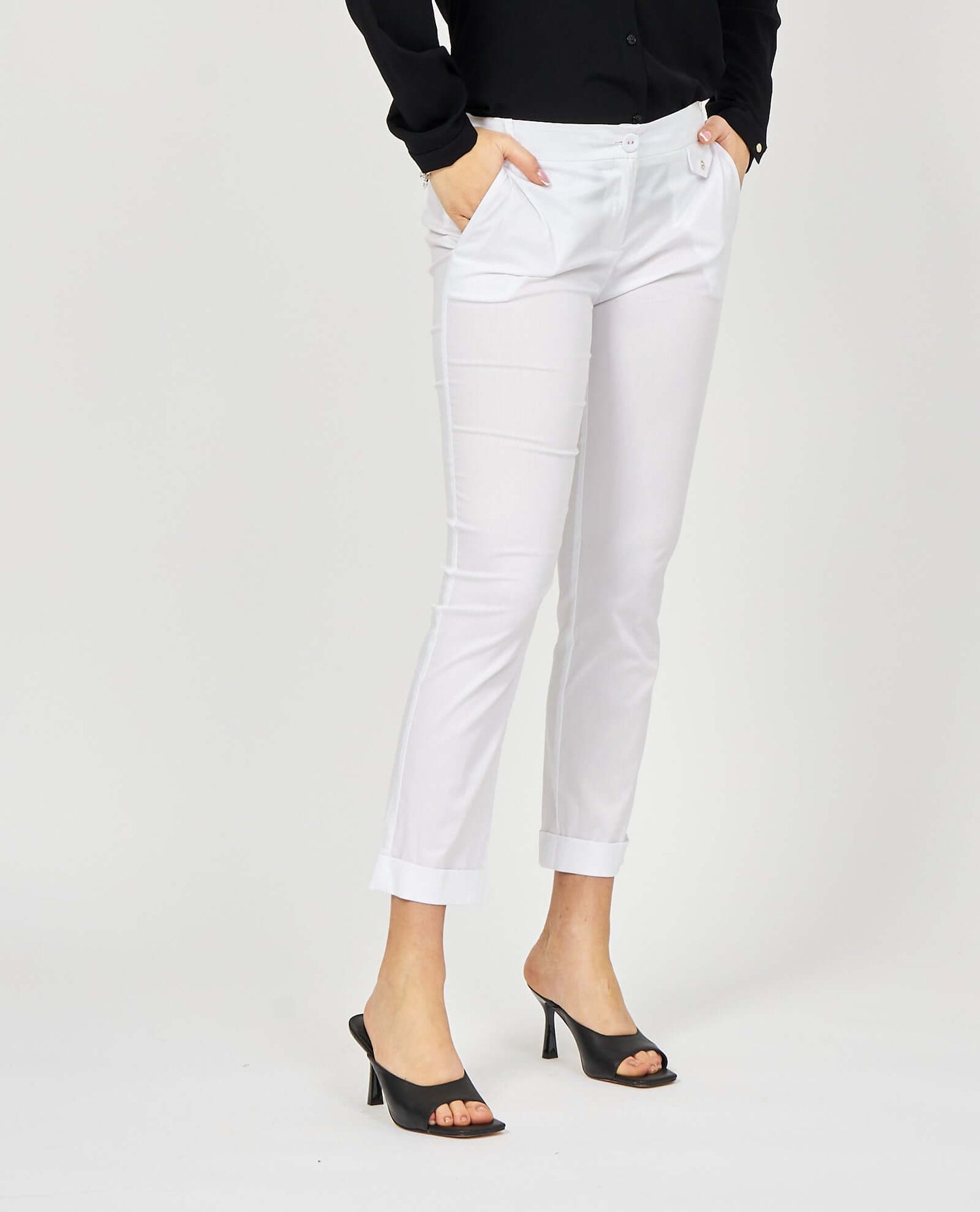 Your trusted go-to for the most comfortable looks; these stretch fabric chinos are a great wardrobe must-have: they boast a low waist, regular fit and a Fly button-embellished pocket which adds a touch of character