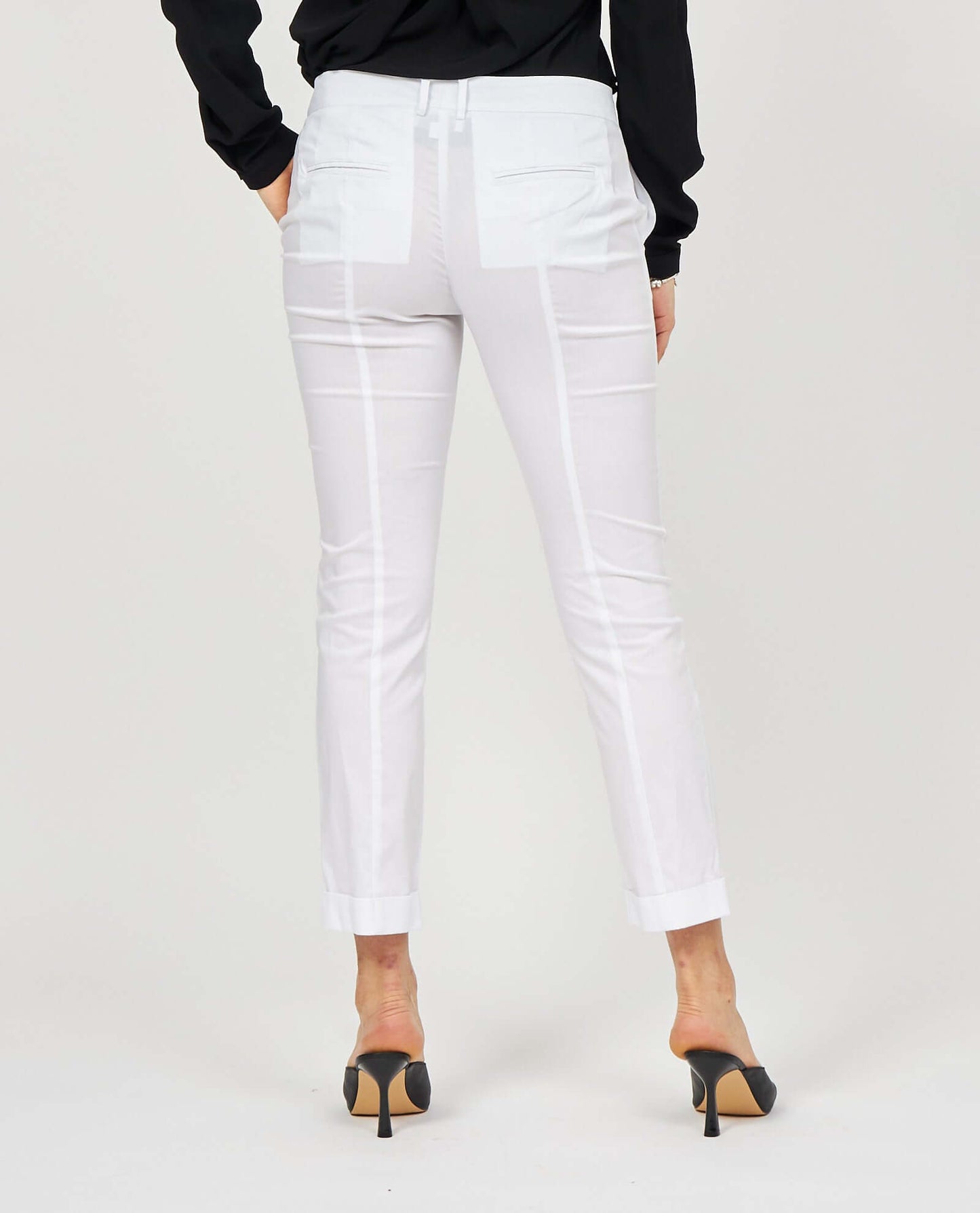 Your trusted go-to for the most comfortable looks; these stretch fabric chinos are a great wardrobe must-have: they boast a low waist, regular fit and a Fly button-embellished pocket which adds a touch of character