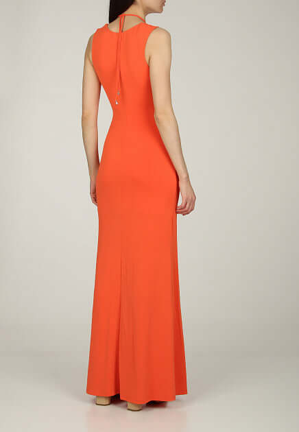 This essential and sophisticated long dress in crêpe jersey fabric boasts a square neckline and flared cut for a feminine fit. The details – such as the neck ties and cut-out detail on the front – add a sensual and cool touch.