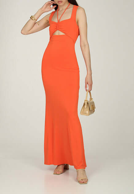 This essential and sophisticated long dress in crêpe jersey fabric boasts a square neckline and flared cut for a feminine fit. The details – such as the neck ties and cut-out detail on the front – add a sensual and cool touch.