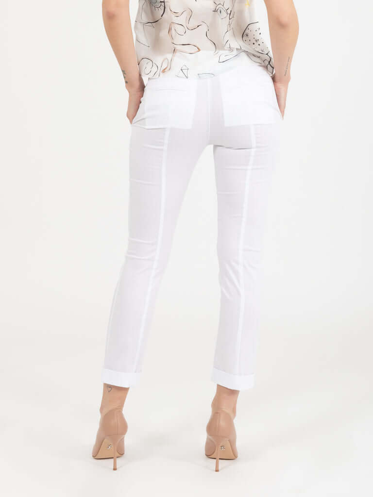 Your trusted go-to for the most comfortable looks; these stretch fabric chinos are a great wardrobe must-have: they boast a low waist, regular fit and a Fly button-embellished pocket which adds a touch of character