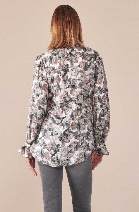 The LOAN is a floral printed viscose shirt featuring a pointed collar, a high-low hemline style and a concealed front button placket for closure. Anne Fontaine in-store Affairedefemmes.net