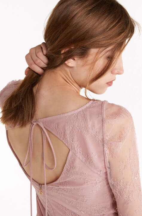 MASSES OF SPARKLING SEQUINS ILLUMINATE THIS ROMANTIC LACE MINI DRESS AND MAKE YOU SHINE.Close-fitting Dry clean Italian crafted embroidery with two-tone 3D sequins Lace lined with tonal Georgette Made in Italy Plunging back neckline with ties Short cut Th