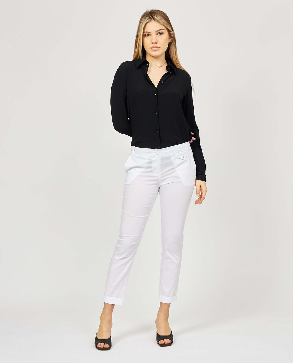 Your trusted go-to for the most comfortable looks; these stretch fabric chinos are a great wardrobe must-have: they boast a low waist, regular fit and a Fly button-embellished pocket which adds a touch of character