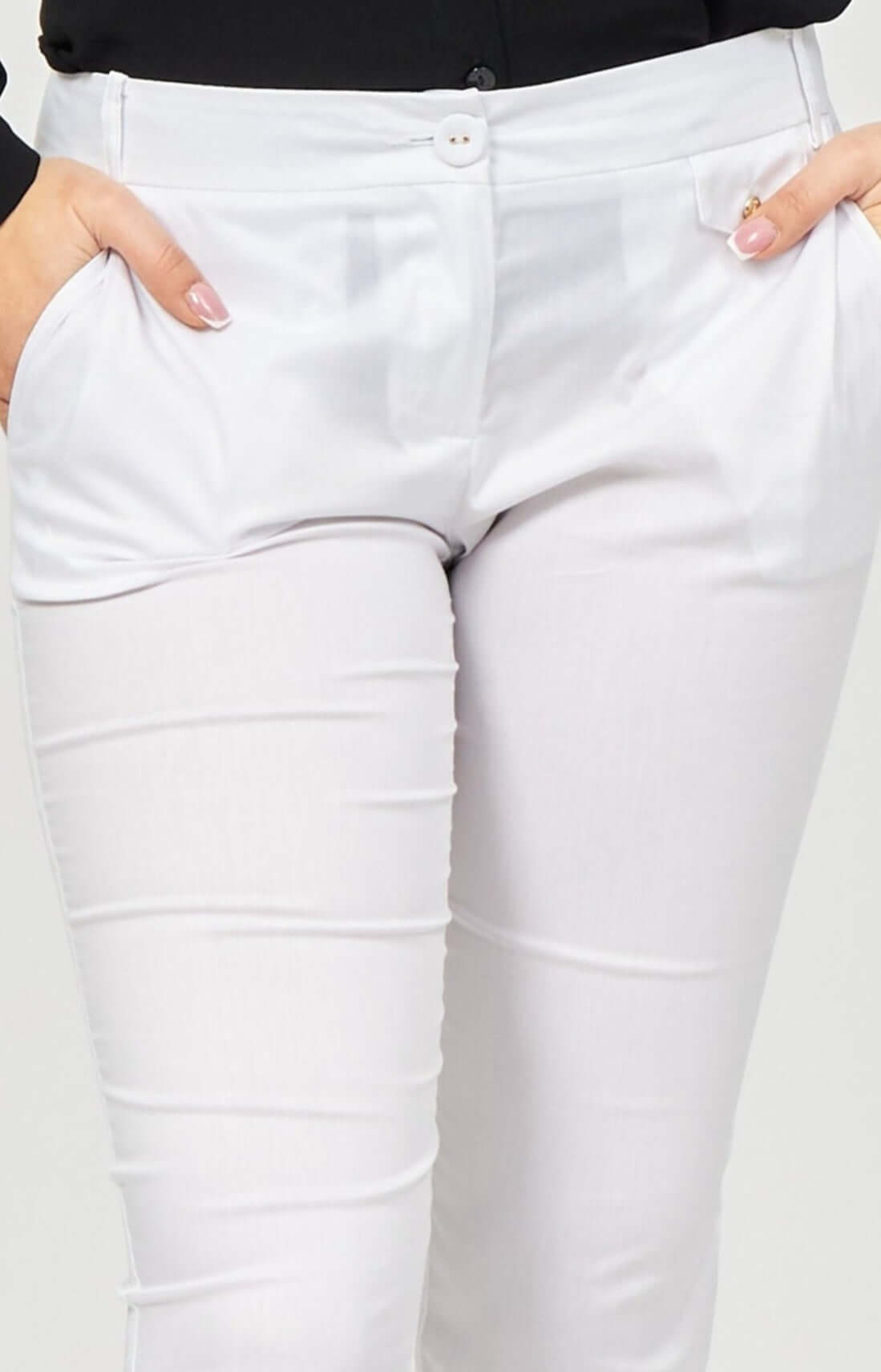 Your trusted go-to for the most comfortable looks; these stretch fabric chinos are a great wardrobe must-have: they boast a low waist, regular fit and a Fly button-embellished pocket which adds a touch of character