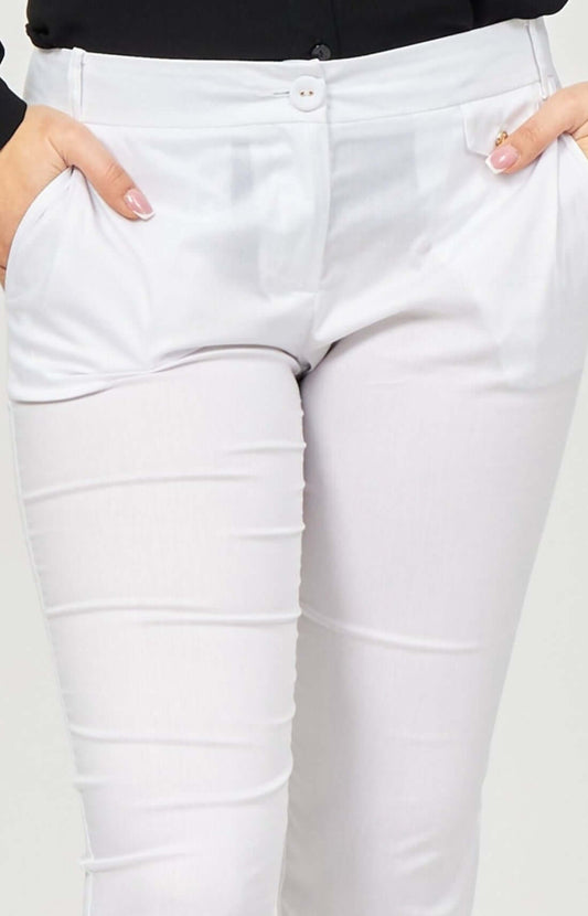 Your trusted go-to for the most comfortable looks; these stretch fabric chinos are a great wardrobe must-have: they boast a low waist, regular fit and a Fly button-embellished pocket which adds a touch of character