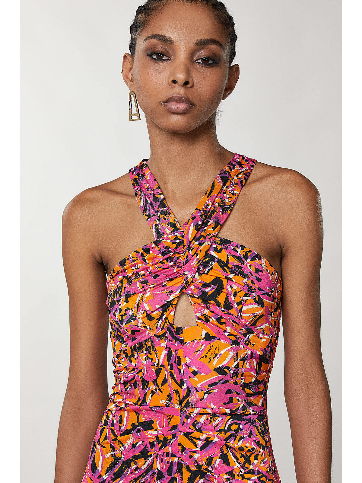 This crossover-neck dress in technical jersey fabric boasts cut-out details and a vivid pattern: perfect for summer days. It showcases head-turning explosive colors. 2A2566 
