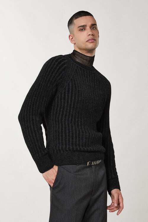 Long-sleeved ribbed sweater