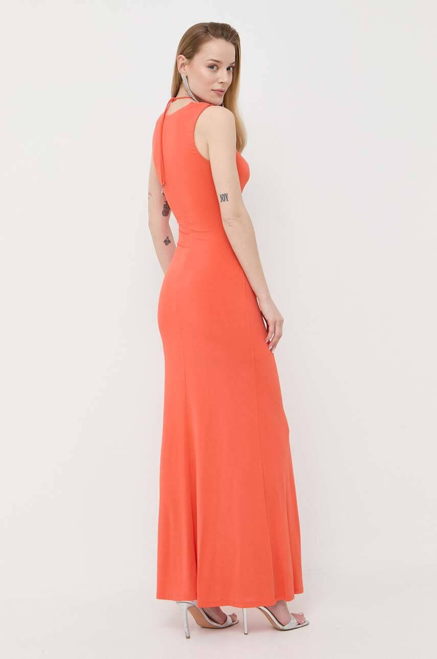 This essential and sophisticated long dress in crêpe jersey fabric boasts a square neckline and flared cut for a feminine fit. The details – such as the neck ties and cut-out detail on the front – add a sensual and cool touch.