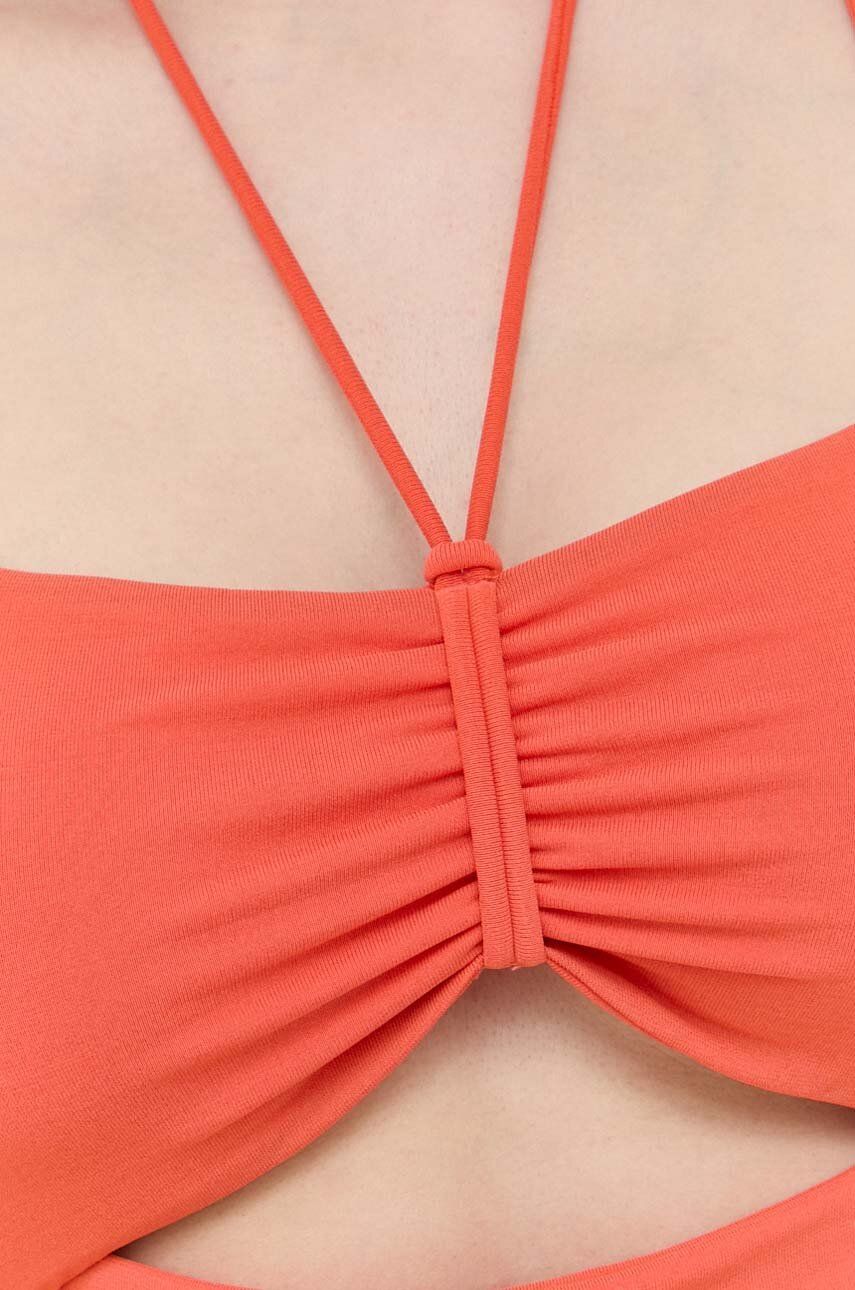 This essential and sophisticated long dress in crêpe jersey fabric boasts a square neckline and flared cut for a feminine fit. The details – such as the neck ties and cut-out detail on the front – add a sensual and cool touch.