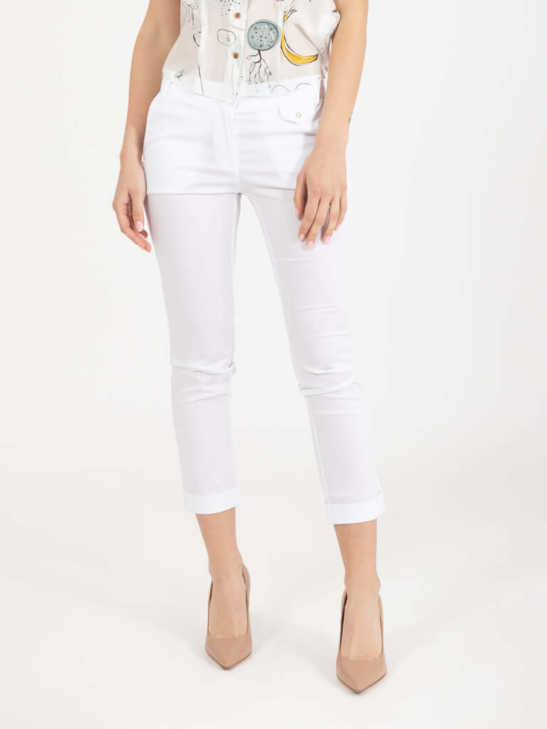 Your trusted go-to for the most comfortable looks; these stretch fabric chinos are a great wardrobe must-have: they boast a low waist, regular fit and a Fly button-embellished pocket which adds a touch of character