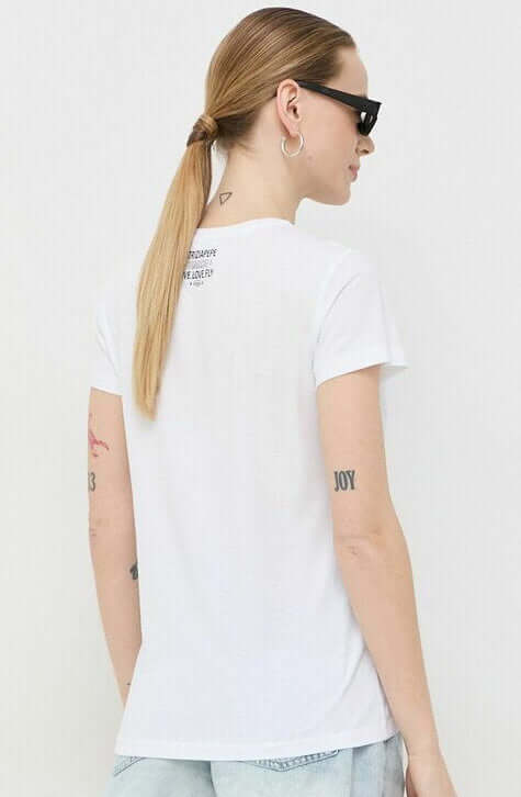 This PATRIZIA PEPE pure cotton jersey T-shirt is customized at the front. Round neckline, slim fit and short sleeves.