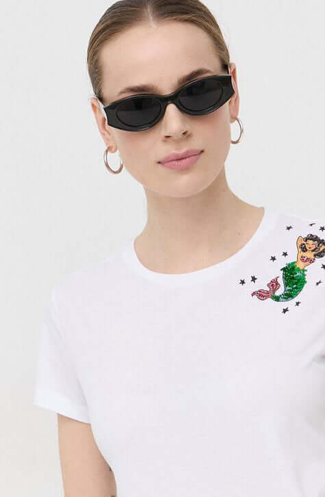 This PATRIZIA PEPE pure cotton jersey T-shirt is customized at the front. Round neckline, slim fit and short sleeves.