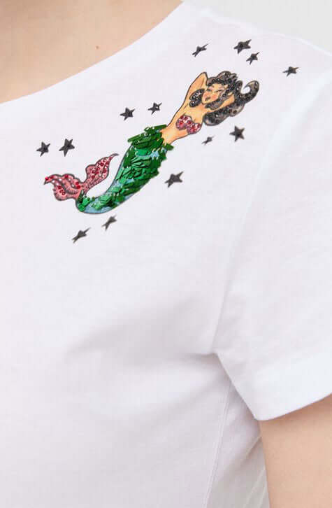 This PATRIZIA PEPE pure cotton jersey T-shirt is customized at the front. Round neckline, slim fit and short sleeves.
