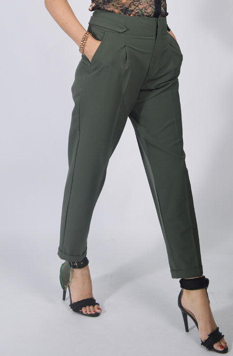 Bay New relaxed fit. High waist pants with tapered leg and cropped length. Closed in-store Affairedefemmes.net