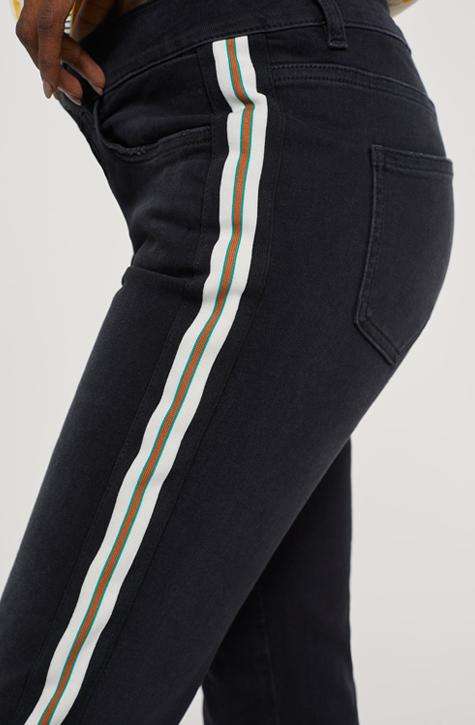 CLOSED Women's JEans BAKER | black jeans with a stripe on the size for a beautiful detail. Closed Denim Jeans are pure quality! get your head in the denim game | Affairedefemmes.net