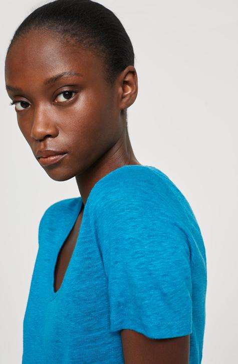 Women’s Deep Water linen top | CLOSED | Affairedefemmes.net | This top is perfect for hot summers! get the basic colors in your summer wardrobe right now and give your summer a second try !