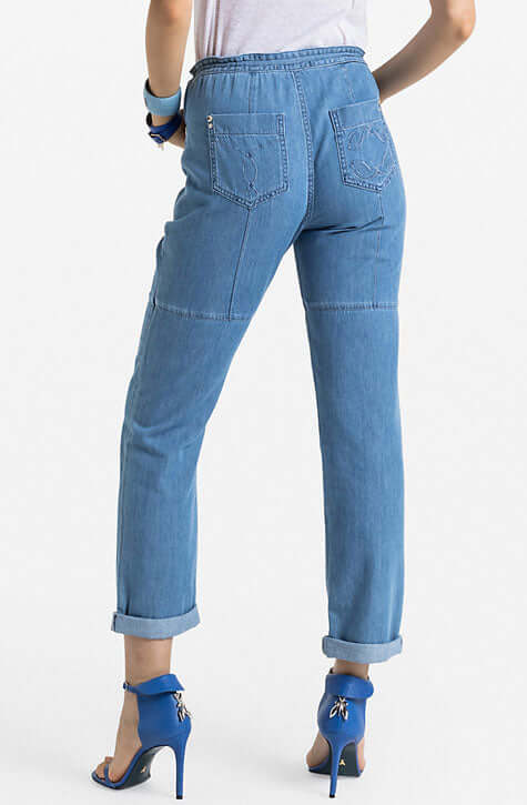 Light blue slim fit Jeans with drawstring belt waist. Patrizia Pepe available at our digital boutique Affairedefemmes.net