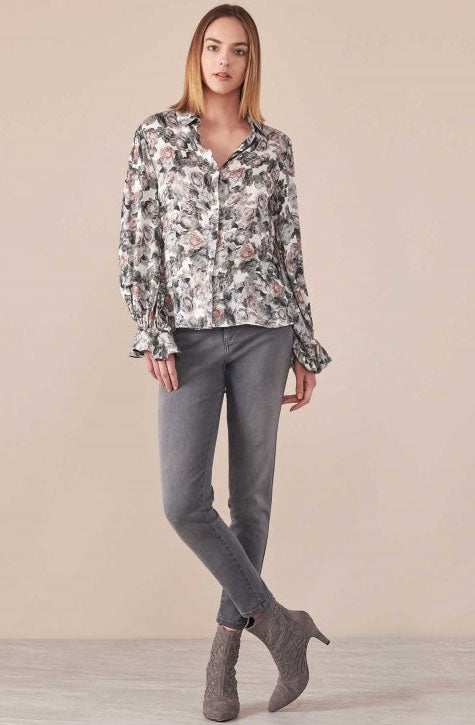 The LOAN is a floral printed viscose shirt featuring a pointed collar, a high-low hemline style and a concealed front button placket for closure. Anne Fontaine in-store Affairedefemmes.net
