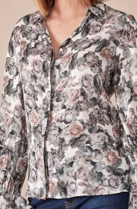 The LOAN is a floral printed viscose shirt featuring a pointed collar, a high-low hemline style and a concealed front button placket for closure. Anne Fontaine in-store Affairedefemmes.net