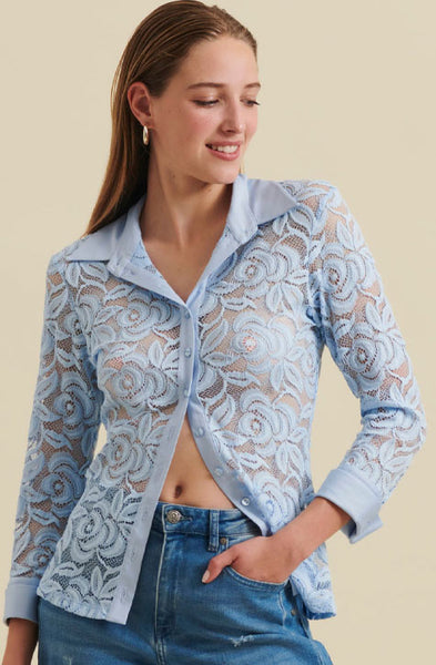 The NAHIA is a stretch lace shirt featuring a classic poplin collar and center front button placket. The ¾ sleeves are enhanced with poplin French cuffs that allow for decorative cufflinks.