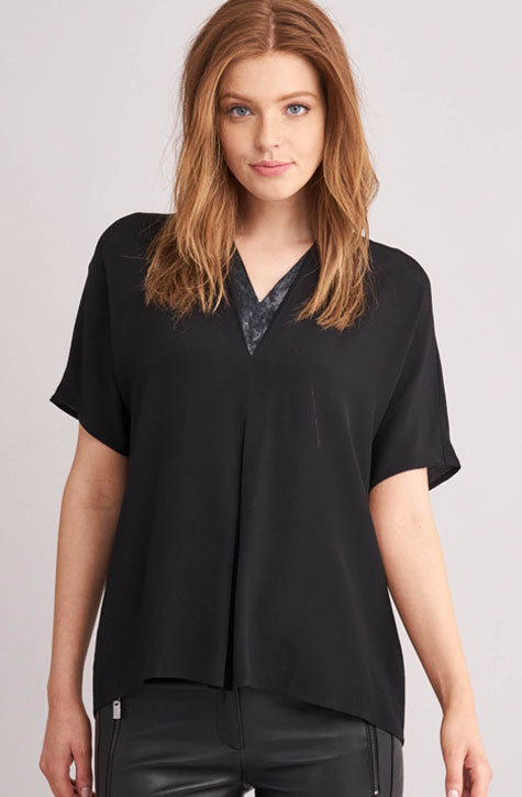 Repeat Cashmere | Lightweight woven fabric V-neck with sequins Short batwing sleeves Straight-cut blouse Wide and casual Front pleat Hand wash, dry cleaning possible 100% Viscose | BLOUSE WITH SEQUINED V-NECKLINE | Boutique Affairedefemmes.net 