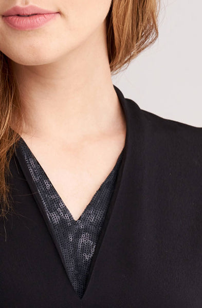 Repeat Cashmere | Lightweight woven fabric V-neck with sequins Short batwing sleeves Straight-cut blouse Wide and casual Front pleat Hand wash, dry cleaning possible 100% Viscose | BLOUSE WITH SEQUINED V-NECKLINE | Boutique Affairedefemmes.net 