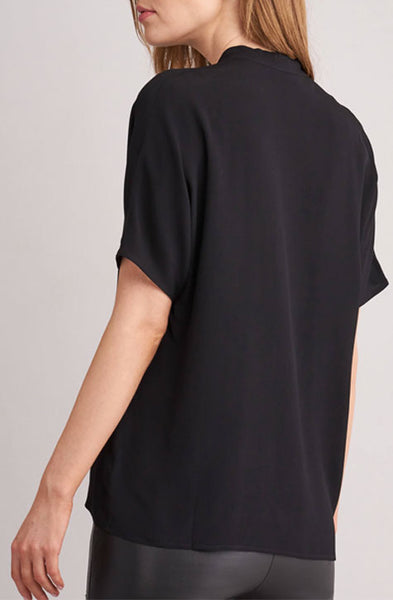 Repeat Cashmere | Lightweight woven fabric V-neck with sequins Short batwing sleeves Straight-cut blouse Wide and casual Front pleat Hand wash, dry cleaning possible 100% Viscose | BLOUSE WITH SEQUINED V-NECKLINE | Boutique Affairedefemmes.net 