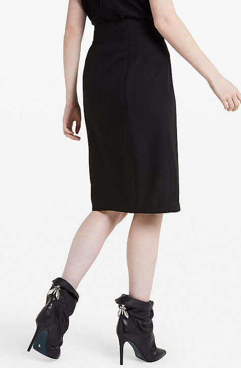 Black high waisted skirt with side slit that can be closed with zipper. Patrizia Pepe available at our digital boutique Affairedefemmes.net