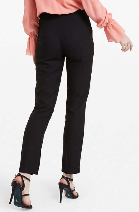 Black high waisted pant with invisible side sip. Perfect pants for professional work floor. Patrizia Pepe available at our digital Boutique Affairedefemmes.net