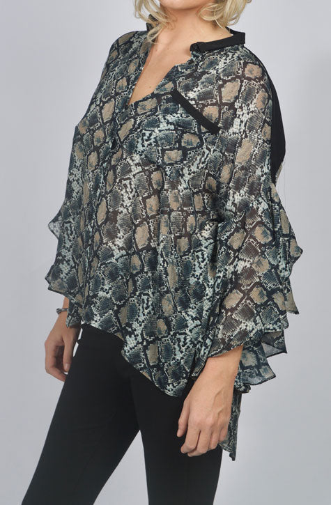 The LIZ shirt is a generous fluid body shirt with dramatic and asymmetric flounced high-low sleeves. Anne Fontaine in-store Affairedefemmes.net